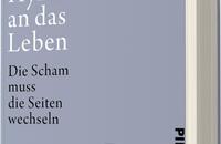 Das Buchcover zeigt einen hellgrauen Hintergrund, auf dem der Titel „Eine Hymne an das Leben“ in großer, schwarzer Schrift zentral platziert ist. Darunter steht der Untertitel „Die Scham muss die Seiten wechseln“ in etwas kleinerer, ebenfalls schwarzer Schrift. Oben links ist der Name der Autorin Gisèle Pelicot in eleganter Schrift hervorgehoben. In der unteren rechten Ecke befindet sich ein runder, blauer Button mit dem Text „VORLÄUFIGES COVER“. Das Cover vermittelt eine sachliche und nachdenkliche Atmosphäre.