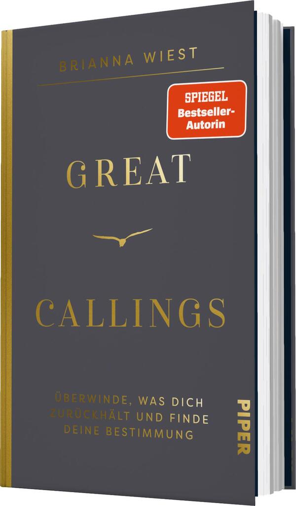 Das Buchcover zeigt einen dunkelgrauen Hintergrund, auf dem der Titel „GREAT CALLINGS“ in großen, goldenen Buchstaben prominent platziert ist. Darunter steht in kleinerer, weißer Schrift der Untertitel „Überwinde, was dich zurückhält und finde deine Bestimmung“. Ein stilisiertes, helleres weißes Symbol, das an einen Vogel erinnert, ist zwischen Titel und Untertitel platziert. Oben links gibt es ein rotes Label mit dem Text „SPIEGEL Bestseller-Autorin“. Der Name der Autorin, Brianna Wiest, steht in goldenen Buchstaben am oberen Rand.