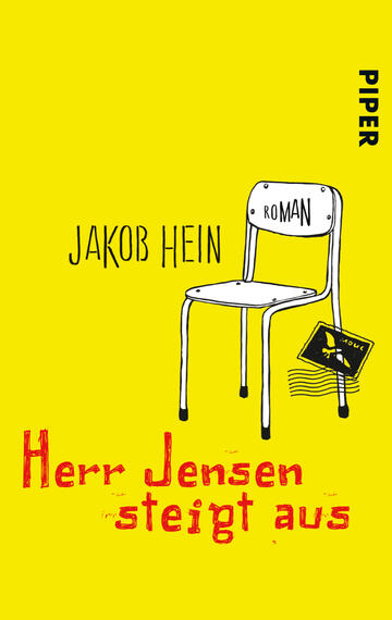 Das Buchcover zeigt einen gelben Hintergrund, dominierend mit einer stark vereinfachten Illustration eines weißen Stuhls. Über dem Stuhl befindet sich der Titel „Herr Jensen steigt aus“ in einer leicht geschwungenen, roten Schriftart. Darunter steht der Autorennamen „Jakob Hein“ in schwarzer, handschriftlicher Typografie, begleitet von der Kennzeichnung „Roman“. In der oberen rechten Ecke ist das Verlagslogo „PIPER“ in schwarzem Großbuchstaben platziert. Die Gestaltung vermittelt eine leichte, aber zugleich nachdenkliche Atmosphäre.