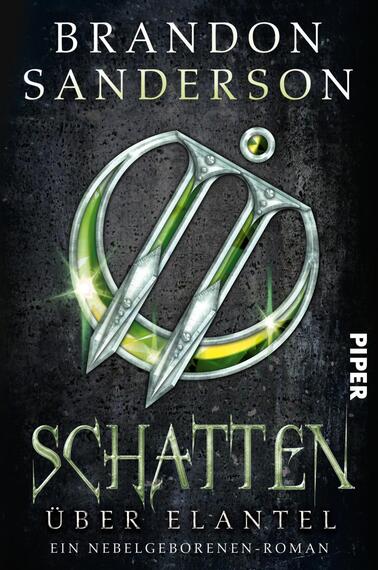 Das Buchcover zeigt einen dunklen, mystischen Hintergrund, der mit grünlichen und silbernen Akzenten beleuchtet ist. Im Mittelpunkt befindet sich ein auffälliges, detailliertes Symbol, das aus metallischem Silber und leuchtendem Grün besteht. Der Titel „SCHATTEN ÜBER ELANTEL“ ist in einer eleganten, goldenen Schrift platziert, die sich prominent vom Hintergrund abhebt. Der Autorennamen „BRANDON SANDERSON“ ist in großen, weißen Buchstaben am oberen Rand des Covers angeordnet. Unten rechts ist der Zusatz „Ein Nebelgeborenen-Roman“ in kleinerer Schrift zu sehen.