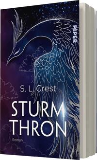 Das Buchcover zeigt einen majestätischen, stilisierten Vogel, der mit schimmernden blauen und weißen Linien in einem tiefdunklen, mystischen Hintergrund dargestellt ist. Der Himmel ist mit Wolken und Sternen angereichert, die eine fantasievolle Atmosphäre erzeugen. Der Titel „STURMTHRON“ ist in großem, weißem Schriftzug platziert, unter dem die Autorin S. L. Crest in einer etwas kleineren Schrift zu erkennen ist. Der Verlag ist in der oberen rechten Ecke in heller Schrift abgedruckt.
