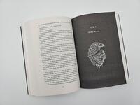 Außenansicht des Buches „The Curse of Sins“