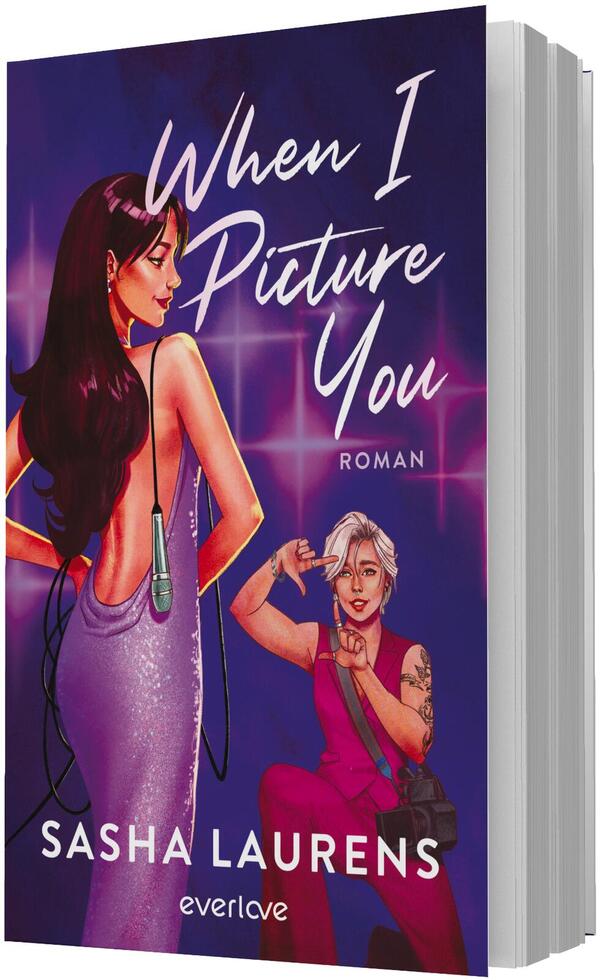 Das Buchcover zeigt eine neonbeleuchtete, glamouröse Szene in Purpur- und Pinktönen mit funkelnden Lichtern. Im Vordergrund eine Frau mit langem, dunklem Haar in einem glitzernden, rückenfreien violetten Kleid, am Gürtel ein Funkmikrofon; daneben eine kurzhaarige, hellhaarige Frau mit Tattoo am Oberarm und Umhängetasche. Der Titel „When I Picture You“ steht groß in weißer Script-Typografie, darunter „Roman“ und der Autorenname Sasha Laurens.
