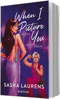 Das Buchcover zeigt eine neonbeleuchtete, glamouröse Szene in Purpur- und Pinktönen mit funkelnden Lichtern. Im Vordergrund eine Frau mit langem, dunklem Haar in einem glitzernden, rückenfreien violetten Kleid, am Gürtel ein Funkmikrofon; daneben eine kurzhaarige, hellhaarige Frau mit Tattoo am Oberarm und Umhängetasche. Der Titel „When I Picture You“ steht groß in weißer Script-Typografie, darunter „Roman“ und der Autorenname Sasha Laurens.