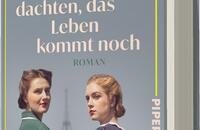 Das Buchcover zeigt zwei Frauen in nostalgischer Kleidung im Vordergrund, beide in seitlicher Ansicht. Die linke Frau trägt ein grünes Kleid, die rechte ein schwarzes Kleid mit einem hellen Oberteil. Im Hintergrund ist der Eiffelturm schemenhaft zu erkennen, vor einem leicht graublauen Himmel. Der Titel „Wir dachten, das Leben kommt noch“ sowie der Name der Autorin „Elisabeth Sandmann“ sind in eleganter, heller Schrift dargestellt. Das Wort „ROMAN“ erscheint in kleinerer Schrift unter dem Titel. Am oberen Rand ist das Verlagslogo „PIPER“ zu sehen.