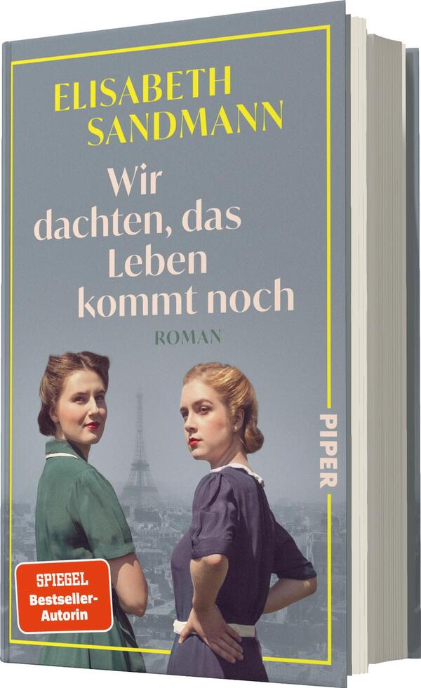 Das Buchcover zeigt zwei Frauen in nostalgischer Kleidung im Vordergrund, beide in seitlicher Ansicht. Die linke Frau trägt ein grünes Kleid, die rechte ein schwarzes Kleid mit einem hellen Oberteil. Im Hintergrund ist der Eiffelturm schemenhaft zu erkennen, vor einem leicht graublauen Himmel. Der Titel „Wir dachten, das Leben kommt noch“ sowie der Name der Autorin „Elisabeth Sandmann“ sind in eleganter, heller Schrift dargestellt. Das Wort „ROMAN“ erscheint in kleinerer Schrift unter dem Titel. Am oberen Rand ist das Verlagslogo „PIPER“ zu sehen.