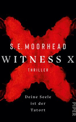 Das Buchcover zeigt einen düsteren Hintergrund in Schwarz, auf dem ein auffälliges rotes X prominent platziert ist. Der Titel „WITNESS X“ ist in großen, weißen Buchstaben in der Mitte des Covers dargestellt, während der Untertitel „THRILLER“ darunter in kleineren, weißen Buchstaben folgt. Oben steht der Name des Autors „S. E. Moorhead“ in etwas kleinerer Schrift. Am unteren Rand des Covers befindet sich der Text „Deine Seele ist der Tatort“, der in einer schlichten, weißen Schrift gehalten ist. Die Farbkomposition und die typografische Gestaltung erzeugen eine spannende und bedrohliche Atmosphäre.