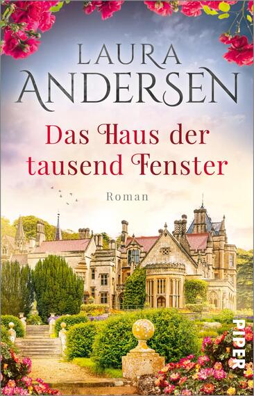 Das Buchcover zeigt ein imposantes, historisches Schloss mit zahlreichen Fenstern, umgeben von üppigem Grün und bunten Blumen. Der Himmel ist in sanften Pink- und Lilatönen gefärbt, während Vögel fliegen. Der Titel „Das Haus der tausend Fenster“ ist in roter Schrift hervorgehoben, der Autorenname „Laura Andersen“ steht oben in eleganter, silberner Typografie. Das Cover strahlt eine romantische und träumerische Atmosphäre aus.