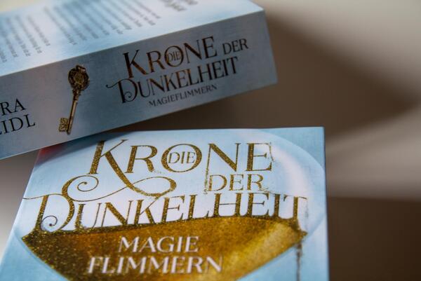 Innenansicht des Buches „Die Krone der Dunkelheit“