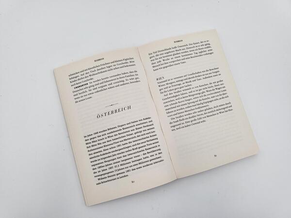 Innenansicht des Buches „Die scheußlichsten Länder der Welt“