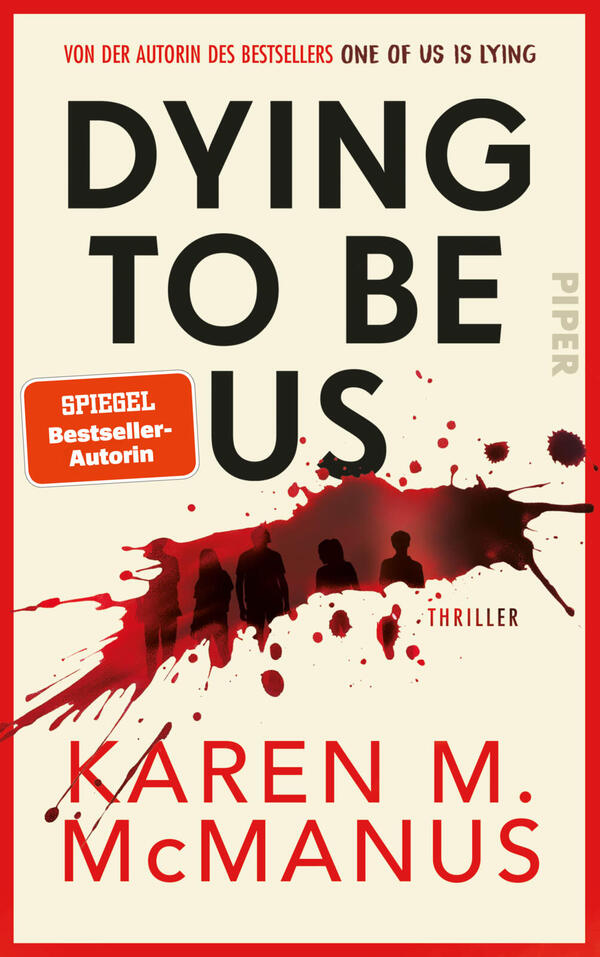 Das Buchcover zeigt auf hellem, cremefarbenem Grund großflächig den Titel „DYING TO BE US“ in fett schwarzer Groteskschrift; darüber ein roter Hinweistext, darunter der Autorenname „KÁREN M. McMANUS“ in roter Großbuchstabenschrift. Eine blutrote, ausgelaufene Spritzfläche mit schwarzen Silhouetten mehrerer Personen zieht sich quer über die Mitte; vereinzelte Blutspritzer verbreitern das Motiv. Aufkleberähnlich ist links ein oranger roter Kasten mit „SPIEGEL Bestseller-Autorin“. Das Layout wirkt bedrohlich und spannungsreich.