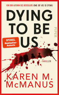 Das Buchcover zeigt auf hellem, cremefarbenem Grund großflächig den Titel „DYING TO BE US“ in fett schwarzer Groteskschrift; darüber ein roter Hinweistext, darunter der Autorenname „KÁREN M. McMANUS“ in roter Großbuchstabenschrift. Eine blutrote, ausgelaufene Spritzfläche mit schwarzen Silhouetten mehrerer Personen zieht sich quer über die Mitte; vereinzelte Blutspritzer verbreitern das Motiv. Aufkleberähnlich ist links ein oranger roter Kasten mit „SPIEGEL Bestseller-Autorin“. Das Layout wirkt bedrohlich und spannungsreich.