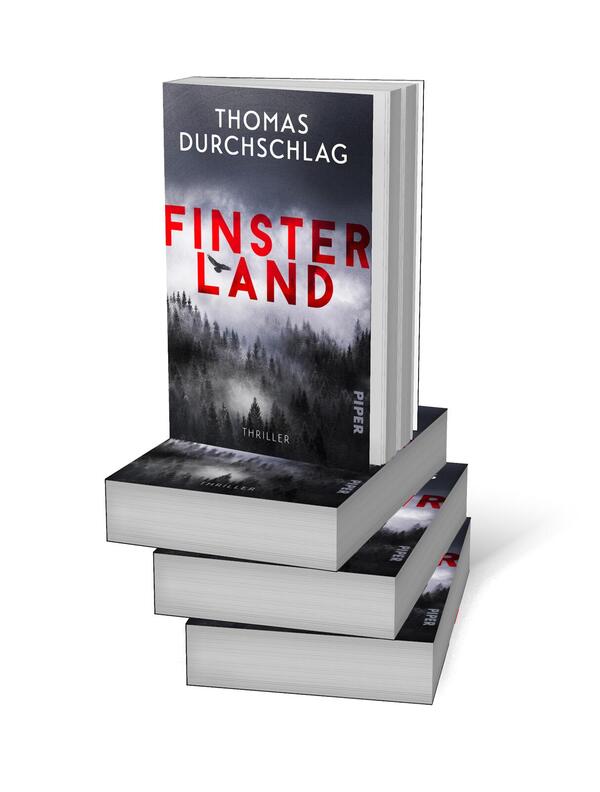 Bücherstapel des Buches „Finsterland.“