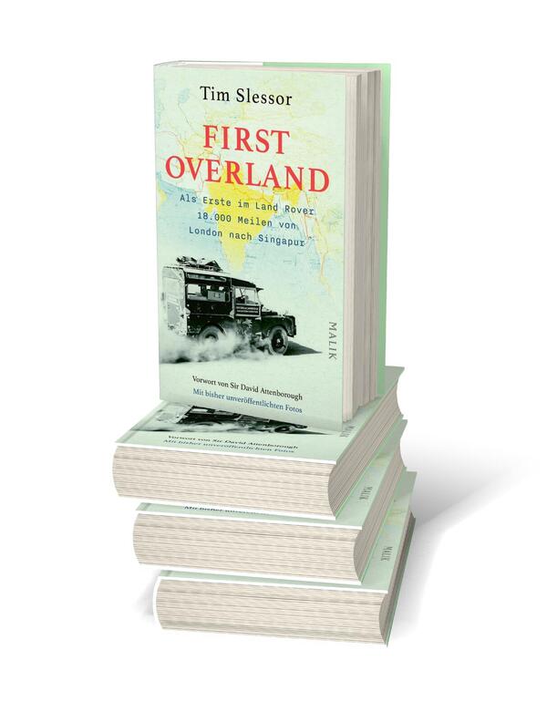 Bücherstapel des Buches „First Overland. Als Erste im Land Rover 18.000 Meilen von London nach Singapur “