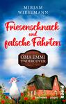 Das Buchcover zeigt eine malerische Landschaft mit blauem Himmel und einigen Wolken im Hintergrund. In der Mitte prangt der Titel „Friesenschnack und falsche Fährten“ in geschwungener roter Schrift. Darunter befindet sich ein Schild mit der Aufschrift „OMA EMMI UNDERCOVER“ auf einem braunen Holzgrund. Am unteren Rand ist ein stilisierter Vogel in bunten Farben abgebildet. Das Cover strahlt eine freundliche und humorvolle Atmosphäre aus, während die Hintergrunddetails eine maritime Stimmung vermitteln.