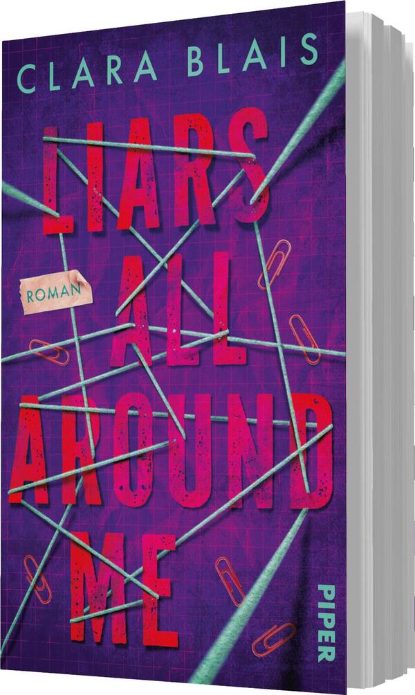 Das Buchcover zeigt einen intensiv lila Hintergrund, der mit einem Netzwerk aus bunten Büroklammern und diagonalen Linien visualisiert ist. In der oberen Hälfte steht der Titel „LIARS ALL AROUND ME“ in großen, auffälligen, roten Buchstaben. Darunter ist das Wort „ROMAN“ auf einem weißem Zettel platziert. Am unteren Rand ist der Verlagsname „PIPER“ in einer hellen Schrift dargestellt. Die Kombination aus kräftigen Farben und dynamischen Linien vermittelt eine spannende und geheimnisvolle Atmosphäre.