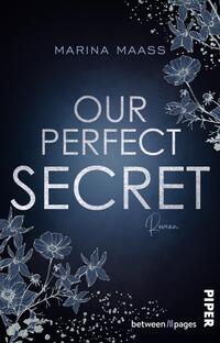 Das Buchcover zeigt einen tiefblauen Hintergrund, auf dem weiße und silberne florale Elemente angeordnet sind. In der Mitte steht der Titel „OUR PERFECT SECRET“ in großen, eleganten Buchstaben, wobei „OUR“ und „SECRET“ in Weiß und „PERFECT“ in Silber hervorgehoben ist. Unter dem Titel befindet sich das Wort „Roman“ in kleinerer Schrift. Oben steht der Name der Autorin, Marina Maass, ebenfalls in Weiß. Das Cover vermittelt eine geheimnisvolle und romantische Atmosphäre.