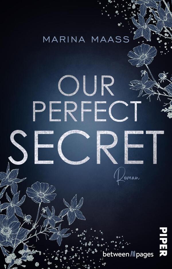 Das Buchcover zeigt einen tiefblauen Hintergrund, auf dem weiße und silberne florale Elemente angeordnet sind. In der Mitte steht der Titel „OUR PERFECT SECRET“ in großen, eleganten Buchstaben, wobei „OUR“ und „SECRET“ in Weiß und „PERFECT“ in Silber hervorgehoben ist. Unter dem Titel befindet sich das Wort „Roman“ in kleinerer Schrift. Oben steht der Name der Autorin, Marina Maass, ebenfalls in Weiß. Das Cover vermittelt eine geheimnisvolle und romantische Atmosphäre.