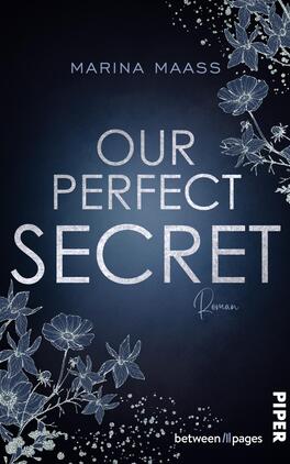 Das Buchcover zeigt einen tiefblauen Hintergrund, auf dem weiße und silberne florale Elemente angeordnet sind. In der Mitte steht der Titel „OUR PERFECT SECRET“ in großen, eleganten Buchstaben, wobei „OUR“ und „SECRET“ in Weiß und „PERFECT“ in Silber hervorgehoben ist. Unter dem Titel befindet sich das Wort „Roman“ in kleinerer Schrift. Oben steht der Name der Autorin, Marina Maass, ebenfalls in Weiß. Das Cover vermittelt eine geheimnisvolle und romantische Atmosphäre.