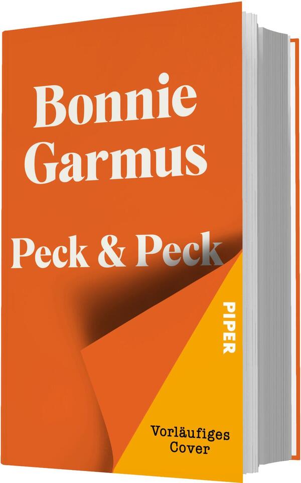 Das Buchcover zeigt ein einfarbiges, kräftiges Orange als Hauptfläche mit großflächiger, weißer Serifenschrift für Autorennamen Bonnie Garmus und den Titel Peck & Peck. In der unteren rechten Ecke wirkt eine aufgeklappte Ecke in Orangerot auf gelbem Untergrund, darauf der schwarze Hinweis „Vorläufiges Cover“. Die Typografie ist schwer, klassisch und kompakt; die Gesamtwirkung ist prägnant, warm und leicht spielerisch durch die umgeschlagene Ecke.