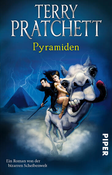 Das Buchcover zeigt eine dynamische Szene mit einem Reiter auf einem weißen Pferd, das durch eine mystische Landschaft galoppiert. Im Hintergrund sind pyramidale Strukturen und stürmischer Himmel in Blau- und Grautönen dargestellt. Der Reiter, ein Mann, trägt eine dunkle Kleidung und hält ein Zepter in der Hand, während eine weibliche Figur in Schlafkleidung neben ihm sitzt. Der Titel „Pyramiden“ ist in großen, weißen Buchstaben oben platziert, unter dem Titel steht der Autor „Terry Pratchett“. Unten rechts steht „PIPER“ in weißer Schrift auf einem farbigen Hintergrund.