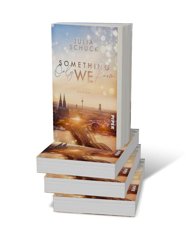 Bücherstapel des Buches „Something only we know“