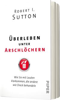 Das Buchcover zeigt einen weißen Hintergrund mit dem Titel „Überleben unter Arschlöchern“ in kräftigem Rot und Schwarz. Der Autorennamen „Robert I. Sutton“ steht oben in schwarzer Schrift. Unter dem Titel befindet sich eine runde Grafik mit einem Mülleimer-Symbol, das einen schelmisch-witzigen Charakter vermittelt. Die Unterzeile „Wie Sie mit Leuten klarkommen, die andere wie Dreck behandeln“ ist in kleinerer Schrift unter dem Logo platziert. Die Typografie und die Farben erzeugen eine provokante und humorvolle Atmosphäre.