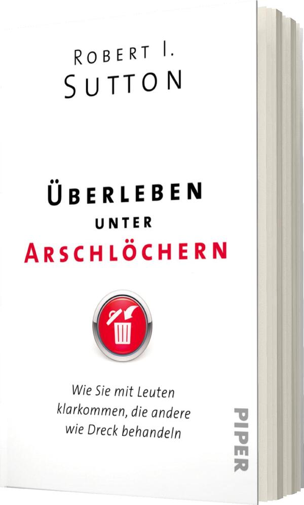 Das Buchcover zeigt einen weißen Hintergrund mit dem Titel „Überleben unter Arschlöchern“ in kräftigem Rot und Schwarz. Der Autorennamen „Robert I. Sutton“ steht oben in schwarzer Schrift. Unter dem Titel befindet sich eine runde Grafik mit einem Mülleimer-Symbol, das einen schelmisch-witzigen Charakter vermittelt. Die Unterzeile „Wie Sie mit Leuten klarkommen, die andere wie Dreck behandeln“ ist in kleinerer Schrift unter dem Logo platziert. Die Typografie und die Farben erzeugen eine provokante und humorvolle Atmosphäre.