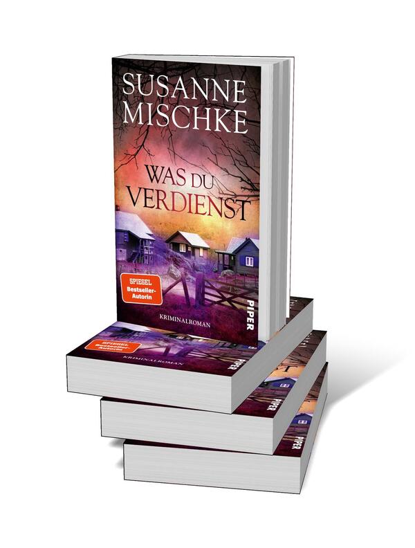 Bücherstapel des Buches „Was du verdienst“