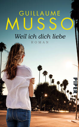 Das Buchcover zeigt eine Person mit langen, offenen Haaren, die in einem hellen Oberteil und Jeans an einer Straße mit Palmen steht. Sie blickt in Richtung eines sonnigen Horizonts, der eine warme, goldene Atmosphäre vermittelt. Der Titel „Weil ich dich liebe“ ist in eleganter, grauer Schrift platziert, während der Autorname „GUILLAUME MUSSO“ auffällig in gelber Schrift hervorsticht. Das Verlagssignet „PIPER“ befindet sich in der unteren Ecke.