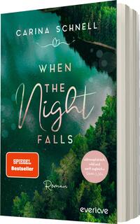 Das Buchcover zeigt eine mystische Waldlandschaft mit tiefen Grüntönen und sanften Wassertönen im Hintergrund. Darauf sind der Titel „When the Night Falls“ und der Name der Autorin Carina Schnell in eleganter, geschwungener Typografie platziert. Der Titel hebt sich in sanften, pastellfarbenen Nuancen ab, während ein rotes Kästchen den Hinweis „SPIEGEL Bestseller“ enthält. Unterhalb des Titels steht das Wort „Roman“ in klaren, gut lesbaren Buchstaben. Die Atmosphäre des Covers vermittelt eine geheimnisvolle und träumerische Stimmung.