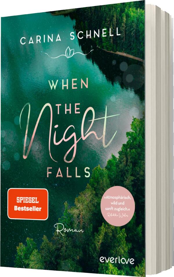 Das Buchcover zeigt eine mystische Waldlandschaft mit tiefen Grüntönen und sanften Wassertönen im Hintergrund. Darauf sind der Titel „When the Night Falls“ und der Name der Autorin Carina Schnell in eleganter, geschwungener Typografie platziert. Der Titel hebt sich in sanften, pastellfarbenen Nuancen ab, während ein rotes Kästchen den Hinweis „SPIEGEL Bestseller“ enthält. Unterhalb des Titels steht das Wort „Roman“ in klaren, gut lesbaren Buchstaben. Die Atmosphäre des Covers vermittelt eine geheimnisvolle und träumerische Stimmung.