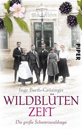 Das Buchcover zeigt eine historische Schwarz-Weiß-Fotografie von sechs Personen vor einem Gebäude, das mit eine Laterne geschmückt ist. Die Figuren, darunter Männer in Anzügen und Frauen in traditionellen Kleidern, strahlen nostalgischen Charme aus. Über der Fotografie sind farbige Elemente wie Blüten und schwarze Brombeeren dargestellt. Der Titel „WILDBLÜTEN ZEIT“ ist in prägnanter, lila Schrift unten platziert, während der Untertitel „Die große Schwarzwaldsaga“ direkt darunter in kleinerer Schrift erscheint. Rechts ist das Verlagslogo „PIPER“ sichtbar.