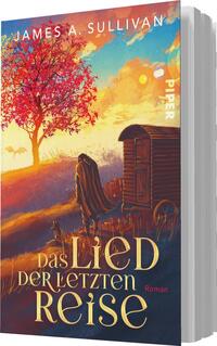 Das Buchcover zeigt eine malerische Landschaft mit einem großen, rot gefärbten Baum im Vordergrund. Darunter steht der Titel „das Lied der letzten Reise“ in geschwungener, goldener Schrift. Im Hintergrund ist eine sanfte Hügellandschaft und ein Wohnwagen zu sehen, der von einem Wanderer in einem dunklen Mantel begleitet wird. Die Farben sind warm und einladend, mit einem Übergang von Himmelblau zu sanften Gelbtönen, die eine nostalgische Atmosphäre schaffen. Oben steht der Name des Autors, James A. Sullivan.