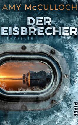 Der Eisbrecher Das Buchcover zeigt ein großes Bullauge, durch das eine frostige Landschaft mit Eisbergen und einem orangefarbenen Sonnenuntergang zu sehen ist. Die Farben sind in kühlen Blau- und Grautönen gehalten, die eine kalte, geheimnisvolle Atmosphäre schaffen. Oben steht der Titel „DER EISBRECHER“ in großen, weißen Lettern, darunter steht „THRILLER“ in kleinerer Schrift. Der Name der Autorin, Amy McCulloch, befindet sich oben ebenfalls in Weiß. Am unteren Rand ist der Verlagsname „PIPER“ in schmalen, schwarzen Buchstaben platziert.