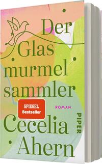 Das Buchcover zeigt eine dynamische, farbenfrohe Gestaltung mit lebhaften, unterschiedlich großen Farbflächen in Grün, Orange und Gelb. In der oberen linken Ecke befindet sich eine stilisierte Taube. Die Titelzeile „Der Glasmurmelsammler“ ist in einer markanten, modernen Schrift in Dunkelgrün gehalten. Darunter steht der Name der Autorin „Cecelia Ahern“ in einer eleganten Schriftart. Ein orangefarbener Button mit dem Text „SPIEGEL Bestseller“ ist in der Mitte des Covers platziert, eingefasst von einem schlichten weißen Rahmen. Die Gesamtatmosphäre des Covers vermittelt einen fröhlichen und kreativen Eindruck.