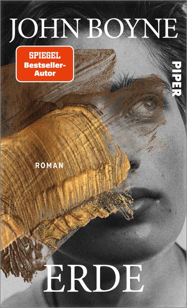 Das Buchcover zeigt einen stark stilisierten, schwarz-weißen Hintergrund mit einem detailverliebten Porträt eines jungen Mannes, dessen Gesicht teilweise von goldenen Pinselstrichen überlagert ist. Der Titel „ERDE“ steht in großer, weißer Schrift am unteren Rand, während der Autorenname „JOHN BOYNE“ oben in kräftiger Schrift platziert ist. Ein rotes Label in der oberen linken Ecke verkündet „SPIEGEL Bestseller-Autor“, und der Verlag „PIPER“ ist in kleinerer Schrift an der rechten Seit. Die Atmosphäre des Covers vermittelt Kreativität und Intensität.