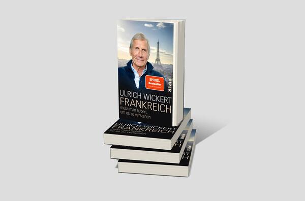 Bücherstapel des Buches „Frankreich muss man lieben, um es zu verstehen“