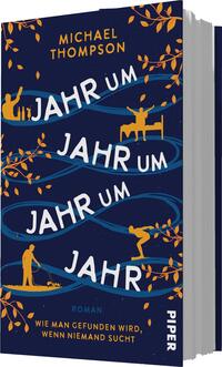 Das Buchcover zeigt einen dunklen Hintergrund in einem tiefen Blau. In der Mitte verlaufen geschwungene, hellblaue Linien, die das Wort „Jahr“ mehrfach und abwechslungsreich anordnen. Die Buchstaben sind in Weiß gehalten und fallen durch ihre unterschiedliche Größe auf. Um diese Linien sind stilisierte, goldene Blätter und kleine Illustrationen von Personen, die verschiedene Tätigkeiten ausführen, platziert. Oben auf dem Cover steht der Autorname „Michael Thompson“ in einer klaren, weißen Schrift. Unten befindet sich der Untertitel „Wie man gefunden wird, wenn niemand sucht“ in einer schlichten Schriftart.