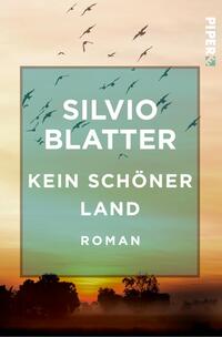 Das Buchcover zeigt eine sanfte, farbenfrohe Landschaft mit einem schimmernden Himmel in warmen Gelbtönen, die in blau-grüne Farbnuancen übergehen. Silhouetten von fliegenden Vögeln ziehen über die Bildoberfläche. Im Zentrum des Covers steht der Titel „KEIN SCHÖNER LAND“ in großer, weißer Schrift, während der Autor „SILVIO BLATTER“ darüber in etwas kleinerer Schrift platziert ist. Unten steht das Wort „ROMAN“ in einer ähnlichen Schriftgröße, was das Cover klar und ansprechend strukturiert.
