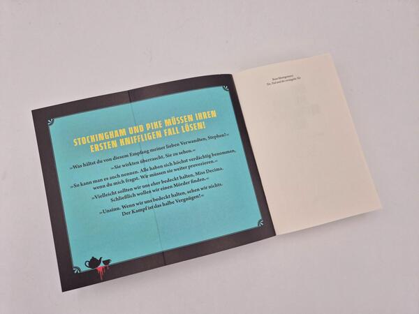 Außenansicht des Buches „Tee, Tod und die versiegelte Tür“