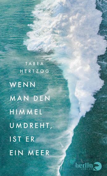 Das Buchcover zeigt eine Luftaufnahme des Meeres mit sanften Wellen und einer schaumigen Küstenlinie, die einen Hauch von Bewegung vermittelt. Die Farbpalette besteht hauptsächlich aus verschiedenen Blautönen, die Gelassenheit und Weite ausstrahlen. Links angeordnet befindet sich in großer, weißer Schrift der Titel „Wenn man den Himmel umdreht, ist er ein Meer“ von Tabea Hertzog. Darunter stehen der Name der Autorin und der Verlag in kleinerer Schrift. Die Gesamtatmosphäre ist ruhig und einladend.