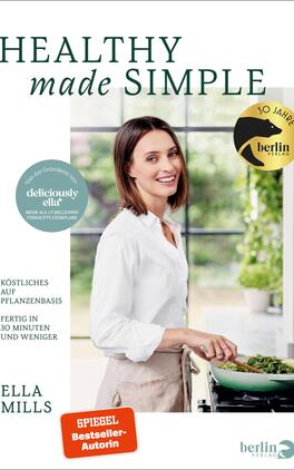 Das Buchcover zeigt eine freundliche Frau, die in einer hellen Küche steht und mit einem Kochlöffel in einer Pfanne rührt. Der Hintergrund ist teilweise durch große Fenster hell erleuchtet. Der Titel „HEALTHY made SIMPLE“ ist in eleganter, grüner Schrift oben platziert, während „made SIMPLE“ in einer abweichenden Schriftart betont wird. Unten steht der Name „ELLA MILLS“ in großer, klarer Schrift. Zudem sind die Hinweise „Köstliches auf Pflanzenbasis“ und „Fertig in 30 Minuten und weniger“ in kleinerer Schrift zu finden. In der oberen Ecke wird das 30 Jahre Jubiläum des Berlin Verlags symbolisch mit einem goldenen Emblem hervorgehoben.