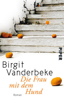 Das Buchcover zeigt eine Treppe aus weißem Stein, auf der orangefarbene Früchte verstreut sind. Die lichte und klare Atmosphäre wird durch die weißen Wände und das gedämpfte Licht unterstrichen. Der Titel „Die Frau mit dem Hund“ erscheint in geschwungener, schwarzer Schrift und hebt sich deutlich ab. Darunter steht der Zusatz „Roman“ in kleinerer Schrift. Der Name der Autorin, Birgit Vanderbeke, ist prominent in schwarzer Schrift hervorgehoben. In der oberen rechten Ecke befindet sich das Verlagslogo „PIPER“.
