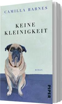 Das Buchcover zeigt einen großen, illustrierten Mops, der auf einem hellblauen Hintergrund sitzt. Der Hund hat eine charakteristische, freundliche Ausstrahlung mit einer dunklen Schnauze und großen, runden Augen. Über der Illustration steht in blauen, klaren Buchstaben der Titel „KEINE KLEINIGKEIT“, darunter in kleinerer Schrift das Wort „ROMAN“. Der Verlag „PIPER“ ist am rechten Rand in einer modernen Schriftart deutlich sichtbar. Die Farben vermitteln eine ruhige und einladende Atmosphäre.
