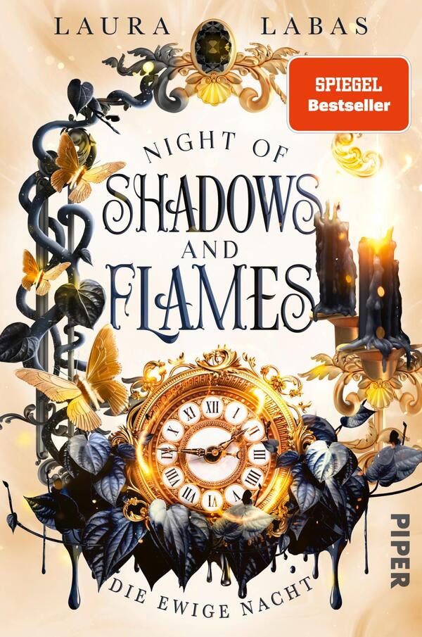Das Buchcover zeigt auf einem hellen Hintergrund kunstvoll verzierte Elemente wie Uhren, Blumen und Schmetterlinge, die eine mystische Atmosphäre vermitteln. Der Titel „NIGHT OF SHADOWS AND FLAMES“ ist in einer eleganten, schwungvollen Schrift in Dunkelblau gehalten, während der Untertitel „DIE EWIGE NACHT“ in einer schlichten Schrift darunter steht. Oben rechts befindet sich ein rotes Label mit der Aufschrift „SPIEGEL Bestseller“. Die Kombination aus goldenen und dunklen Farben verstärkt das geheimnisvolle Gefühl des Covers.