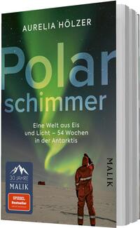 Das Buchcover zeigt eine eindrucksvolle Polarlichtszene über schneebedeckten Weiten. Der Titel „Polarschimmer“ ist in großen, hellen Buchstaben in der Mitte platziert, während der Untertitel „Eine Welt aus Eis und Licht – 54 Wochen in der Antarktis“ darunter steht. Die Farben variieren von dunklem Blau zu leuchtendem Grün und Gelb, was eine mystische Atmosphäre schafft. Im unteren Bereich befindet sich ein rotes Feld mit dem Text „SPIEGEL Bestseller“ in weißen Buchstaben, das als Button fungiert. Autorin Aurelia Hölzer wird oben auf dem Cover genannt.