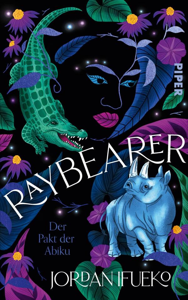 Das Buchcover zeigt eine schwarze Hintergrundgestaltung, die mit leuchtend bunten Pflanzen und Tieren verziert ist. In der Mitte ist ein stilisierter Kopf mit nachdenklichem Gesichtsausdruck sichtbar, umgeben von blauen und grünen Blättern. Links verläuft ein grüner Krokodil und rechts steht ein blauer Nashorn. Der Titel „RAYBEARER“ ist in großen, weißen Buchstaben prominent platziert, während darunter „Der Pakt der Abiku“ in etwas kleinerer Schrift zu lesen ist. Der Autor „Jordan Ifueko“ ist am unteren Rand des Covers abgedruckt.