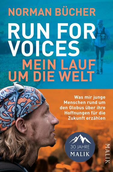 Das Buchcover zeigt den Läufer Norman Bücher, Profilaufnahme mit buntem Kopftuch vor einem orangefarbenen Vordergrund; oben ein dominanter blau/türkisfarbener Bereich mit weißer Schrift „RUN FOR VOICES“ und orangener Unterzeile „MEIN LAUF UM DIE WELT“. Weißer Klappentext rechts nennt Hoffnungen junger Menschen. Im oberen Bereich eine entfernte Läufer-Silhouette. Ein rundes Emblem mit Berggrafik und dem Text „30 Jahre Malik“ ergänzt den entschlossenen, optimistischen Eindruck.