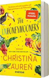 Das Buchcover zeigt einen leuchtend gelben Hintergrund, der mit tropischen Pflanzen und bunten Blüten geschmückt ist. In der oberen Mitte steht der Titel „The Unhoneymooners“ in geschwungener, schwarzer Schrift. Darunter befinden sich die Worte „Roman“ und „NEW YORK TIMES BESTSELLER“ in kleineren, dunklen Schriftzügen. Die Autorin „CHRISTINA LAUREN“ ist prominent am unteren Rand in großen, pinken Buchstaben platziert. Rechts oben befindet sich ein orangefarbener Button mit der Aufschrift „SPIEGEL Bestseller“. Ein Tukan und tropische Elemente verleihen dem Cover eine fröhliche, entspannte Atmosphäre.